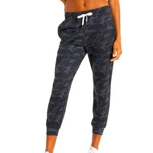 Vuori performance joggers - size small - color black camo
